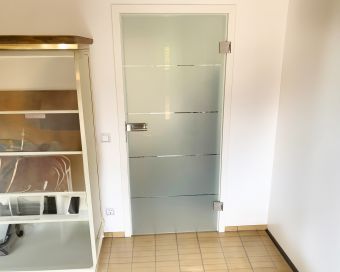 Glastür nach Maß – modernes Design mit Edelstahlbeschlägen für Köln & Leverkusen
