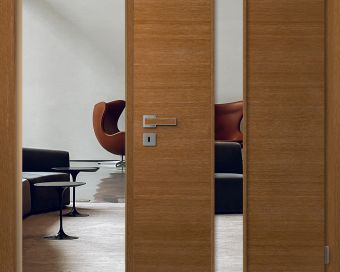 Moderne Design-Innentür aus Holz mit seitlichen Glaseinsätzen – hochwertige Türlösung für stilvolle Räume in Köln und Leverkusen