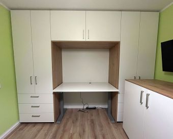 Maßgefertigte Einbauschranklösung mit integriertem Arbeitsplatz – funktionales Möbelkonzept für Wohnräume in Köln und Leverkusen