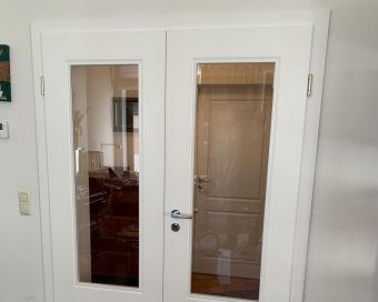 Weiße Doppelflügeltür mit Glaseinsätzen in klassischem Stil – Instandsetzung oder Reparatur in Köln und Leverkusen