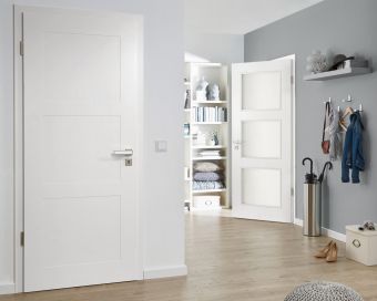 Moderne weiße Innentüren mit Kassettendesign in einem hellen, stilvoll eingerichteten Wohnraum in Köln oder Leverkusen
