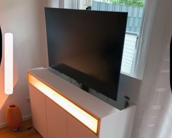 TV-Möbel mit elektrisch versenkbarem Fernseher und LED-Beleuchtung – Maßanfertigung für modernes Wohnen in Köln und Leverkusen