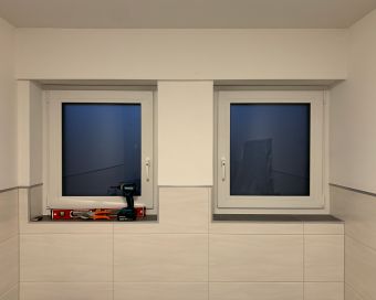 Fensterreparatur mit Werkzeug im Einsatz – präzise Ausführung in Köln und Leverkusen