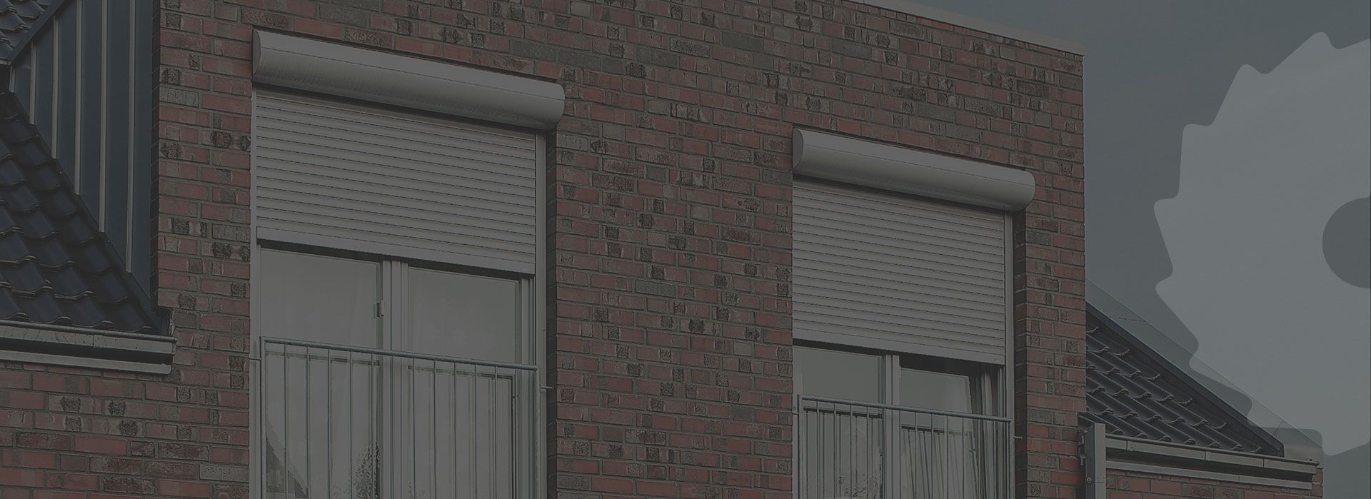 Moderne Rollläden an Klinkerfassade in Köln und Leverkusen – Sicht- und Sonnenschutz