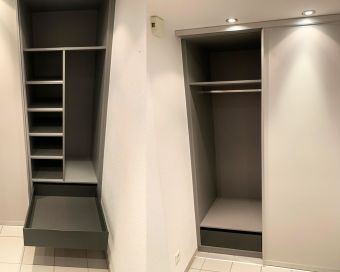 Maßgefertigte Einbaugarderobe mit Schiebetüren, Schublade und Einbauleuchten – platzsparende Flurlösung in Köln und Leverkusen